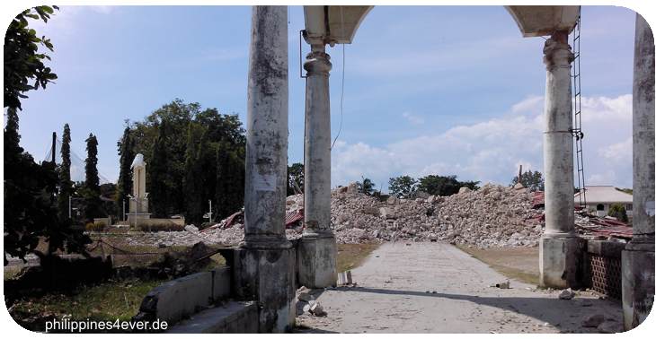 Die Kirche von Loon nach dem Erdbeben auf Bohol Philippinen am 15.13.2014